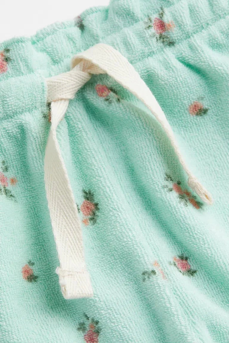 H&M Terry Shorts Light green/floral - BEAUTY BAR